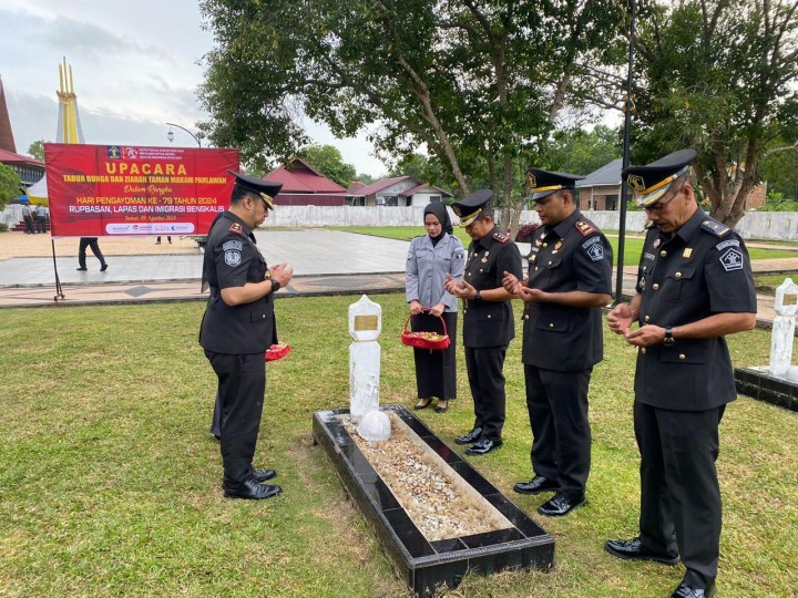 Hari Pengayoman ke 79, Lapas Bengkalis Ziarah dan Tabur Bunga di Makam Pahlawan