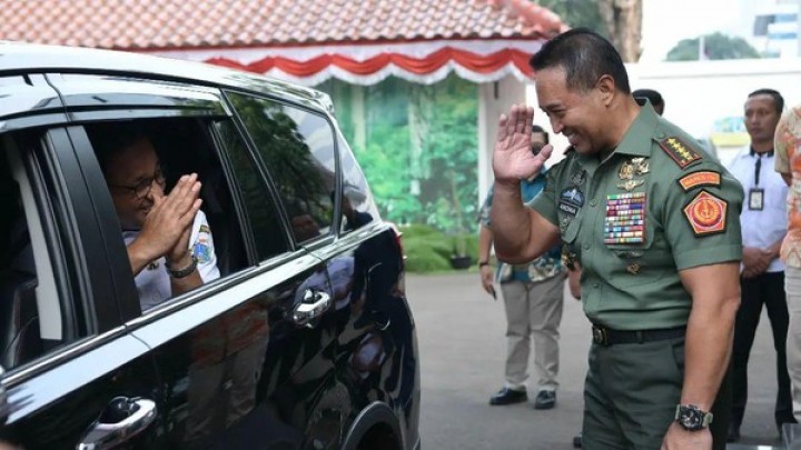 Sehari Sebelum Mundur, Airlangga Kedapatan Bertemu Empat Mata dengan Jokowi. (X/Foto)