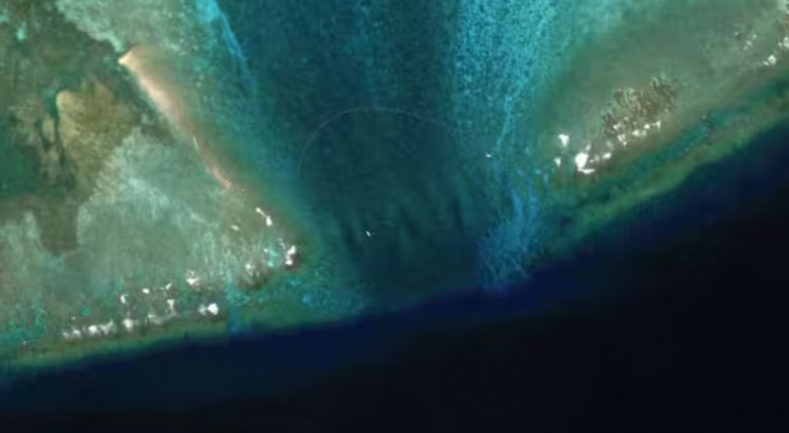 Sebuah penghalang terapung ditempatkan di pintu masuk Scarborough Shoal di Laut China Selatan /Reuters