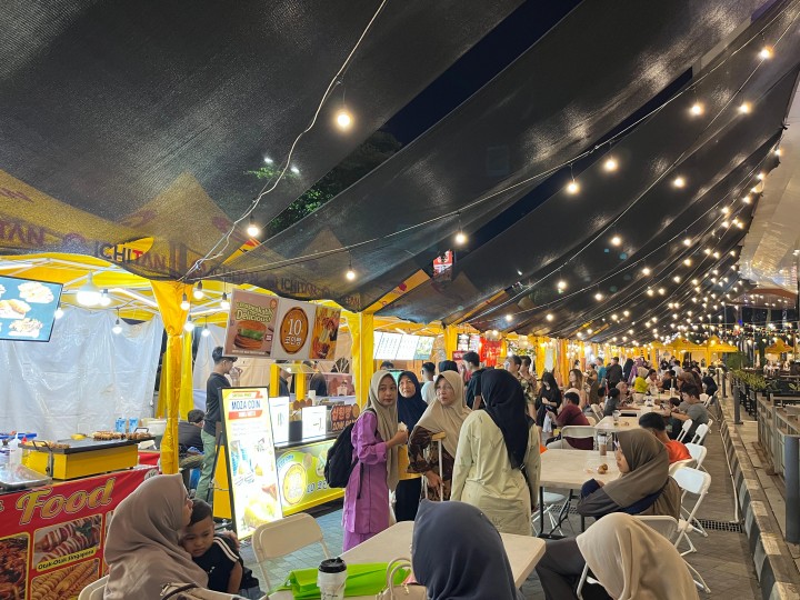 Pengunjung Mall Living World Pekanbaru tampak antusias mengunjungi stand-stand kuliner. 