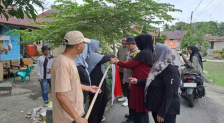 Sambut HUT RI ke 79, Kelurahan Rimba Sekampung Goro Bersama Sekaligus Bagikan Bendera Kepada Warga