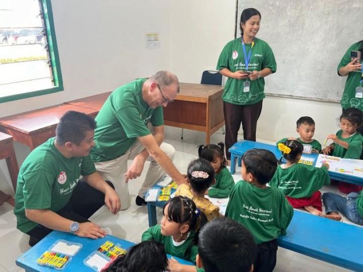 Fiber Operation Director RAPP, Mark Holmes dan Legal Compliance, Conservation, and Human Rights Head RAPP Inra Gunawan berbincang dengan siswa TK Global Andalan Pelalawan Estate.