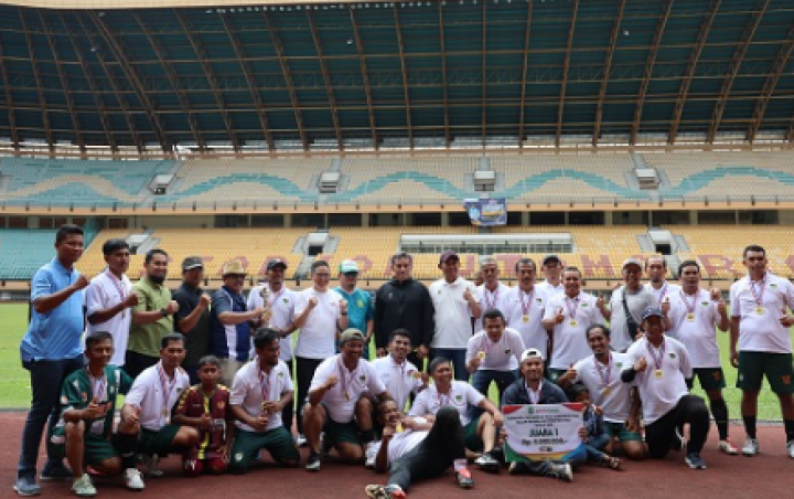 Persatuan Sepakbola PTPN IV berhasil menjadi kampiun dalam turnamen sepakbola yang memperebutkan Piala Gubernur Riau usai menundukkan perlawanan sengit Kabupaten Rokan Hulu pada laga final , Ahad (4/8/2024).