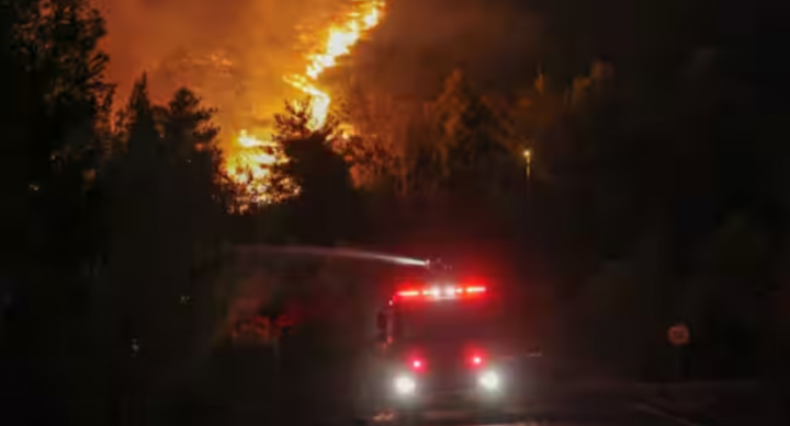 Kolom asap membubung di cakrawala dan bau terbakar menyelimuti Athena. Api mencapai Vrilissia, sekitar 14 km (8 mil) dari jantung ibu kota, meskipun dengan jalan raya yang memisahkan pinggiran kota dari pusat kota /Reuters