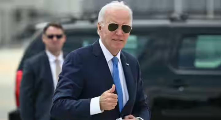 Ini adalah penampakan publik pertama Biden setelah menghabiskan hampir seminggu pulih dari Covid 19 di rumahnya di Wilmington, Delaware, di mana dia juga mempertimbangkan pencalonannya pada tahun 2024, memutuskan untuk berhenti /AFP