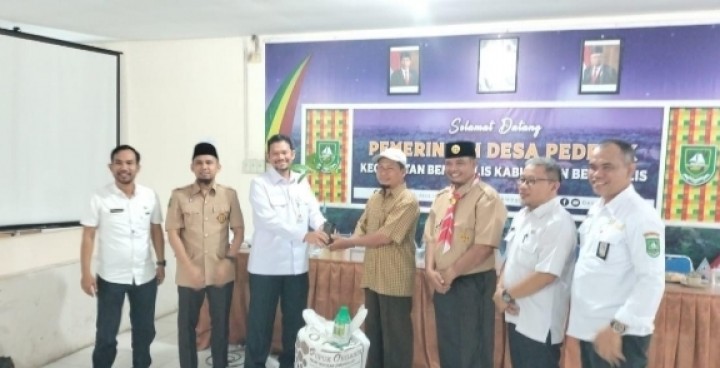 Disbun Bengkalis Serahkan Bantuan Bibit Kopi dan Saprodi di Desa Pendekik