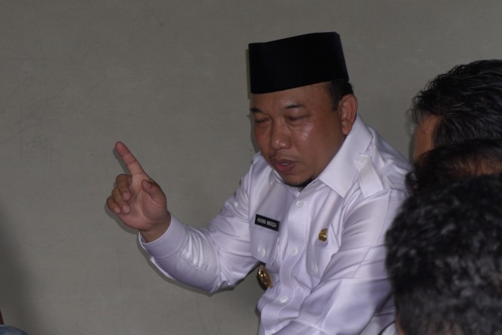 Husni Merza Datangi 2 Rumah Keluarga Penerima Beasiswa PKH Pemerintah Kabupaten Siak