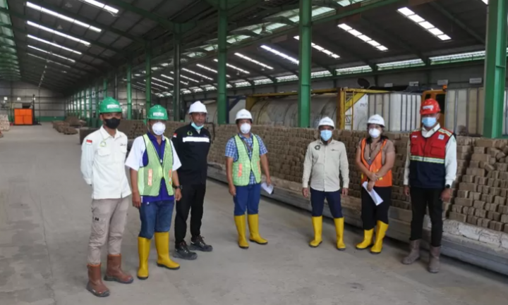 Tim TJS mendampingi awak media untuk pemanfaatan LB3 dan Non B3 di area produksi Bata Merah di area Pembakaran Tunnel Kiln dan Area Finish Good 