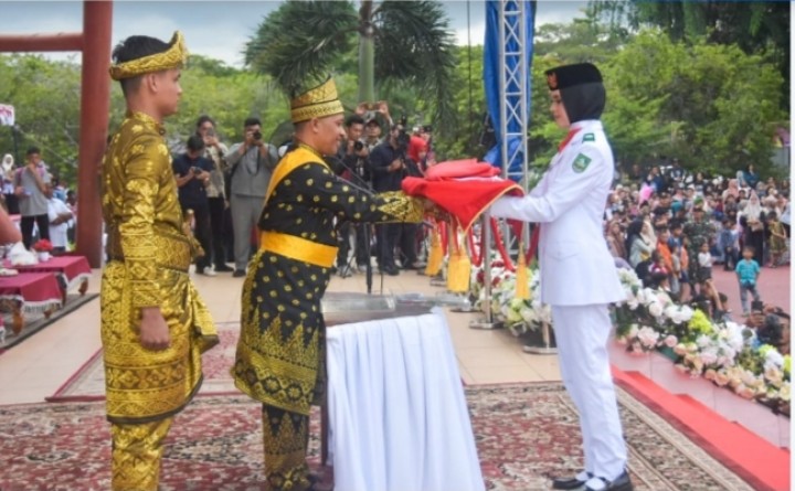 Penurunan Bendera Merah Putih Berlangsung Khidmat Disaksikan Ratusan Warga Bengkalis