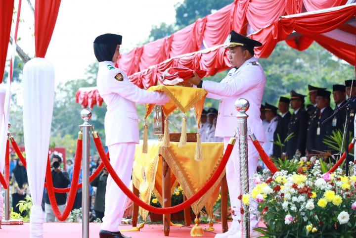 Husni Merza Pimpin Upacara Penurunan Bendera Merah Putih HUT RI Ke-79