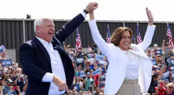 Tim Walz (kiri) dan Kamala Harris (kanan) /Reuters