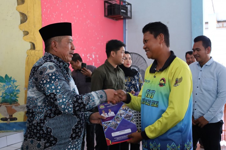 Tingkatkan IPM, Bupati Siak Serahkan Ijazah Program Kesetaraan Kejar Paket