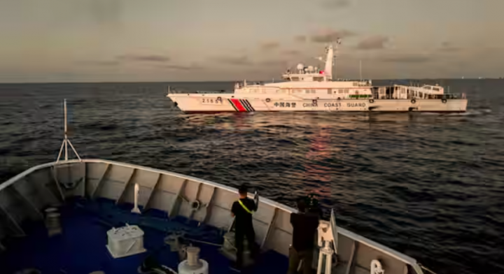 Gambar menunjukkan personel media mengambil rekaman kapal Penjaga Pantai Tiongkok yang memblokir kapal Penjaga Pantai Filipina dalam perjalanannya ke misi pasokan kembali di Second Thomas Shoal di Laut China Selatan /Reuters