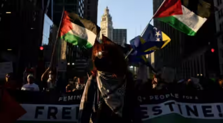 Orang-orang memegang bendera Palestina selama protes untuk menuntut keadilan reproduksi, membela hak-hak orang trans dan queer dan menuntut gencatan senjata di Gaza menjelang Konvensi Nasional Demokrat (DNC) di United Center di Chicago, Illinois, pada 18 Agustus 2024 /AFP