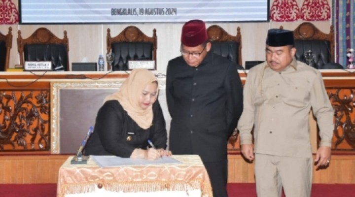 Pimpinan DPRD Bengkalis dan Bupati Teken Nota Kesepakatan KUA PPAS 2025