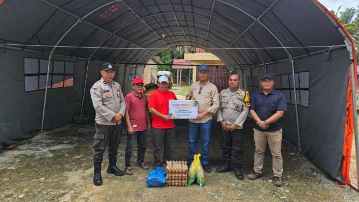 PTPN IV Regional III melalui manajemen Distrik Barat menyalurkan bantuan korban berdampak banjir di Desa Tandun, Kabupaten Rokan Hulu, Riau.