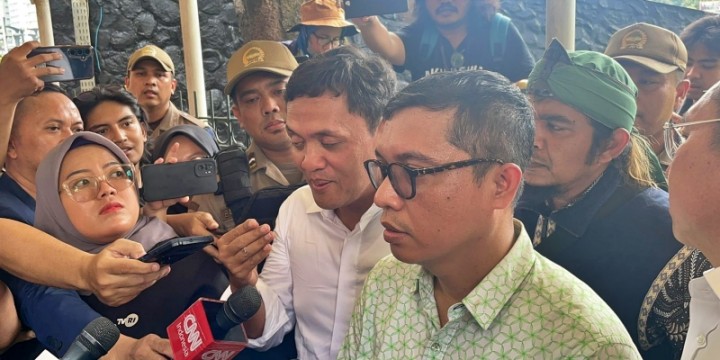 Turun Temui Massa Aksi, Habiburokhman dan Awiek Terima Penolakan hingga Dilempari Botol. (Screesnhot rmol.id)