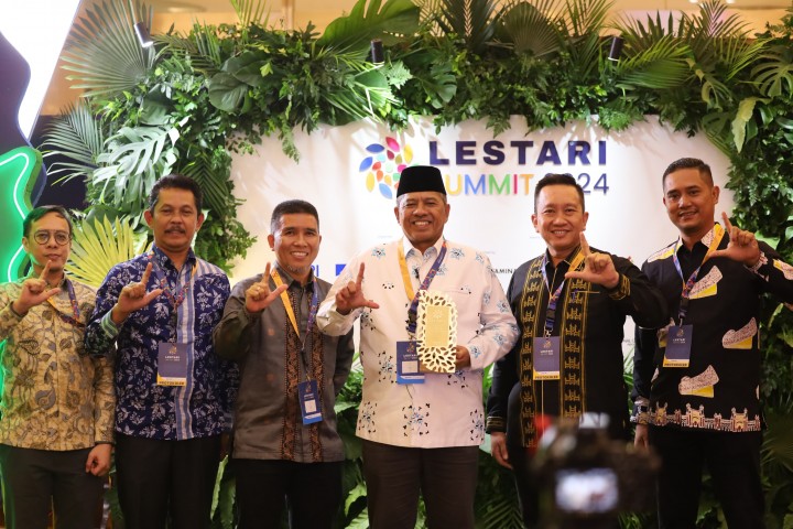 Bupati Siak Terima Penghargaan Pembangunan Berkelanjutan di Lestari Awards 2024