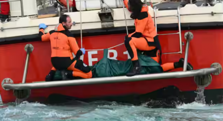 Penyelam dari Vigili del Fuoco, Korps Italia. Petugas Pemadam Kebakaran tiba dengan kantong jenazah di bagian belakang perahu di Porticello dekat Palermo, pada 21 Agustus 2024 dua hari setelah kapal pesiar mewah berbendera Inggris Bayesian tenggelam /AFP