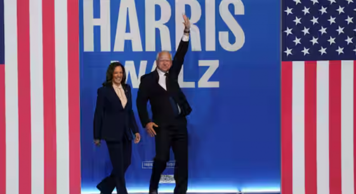 Kandidat presiden dari Partai Demokrat Kamala Harris dan pasangan Tim Walz di rapat umum publik /Reuters