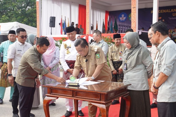 Penyerahan hibah aset Pemprov Riau pada Universitas Riau