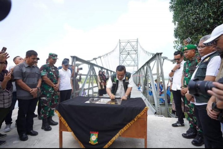 Pj Gubri Resmikan Jembatan di Salo Kampar