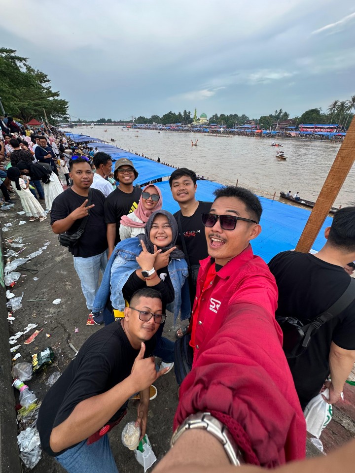 Keseruan CDN Riau bersama jurnalis menyaksikan pacu jalur Kuansing 