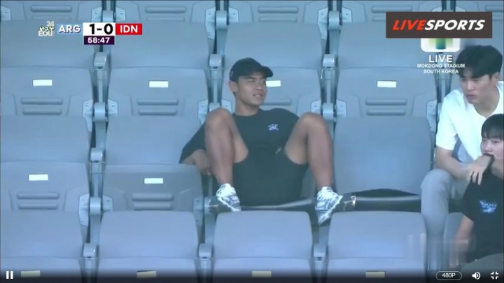 Dianggap Tak Beretika, Gaya Duduk Arhan saat Nonton Timnas Indonesia U-20 di Korea Tuai Kritikan (X/@cilayuwu)