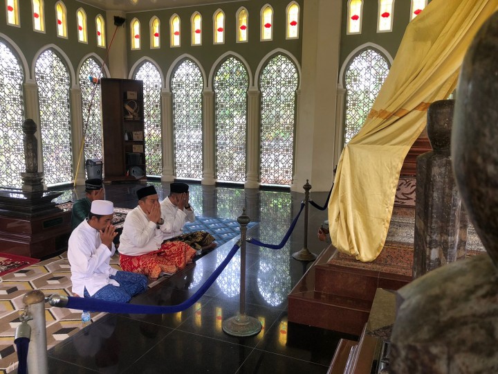 Paslon Irving- Sugianto Ziarah Makam Sultan Jelang Mendaftar ke KPU Siak