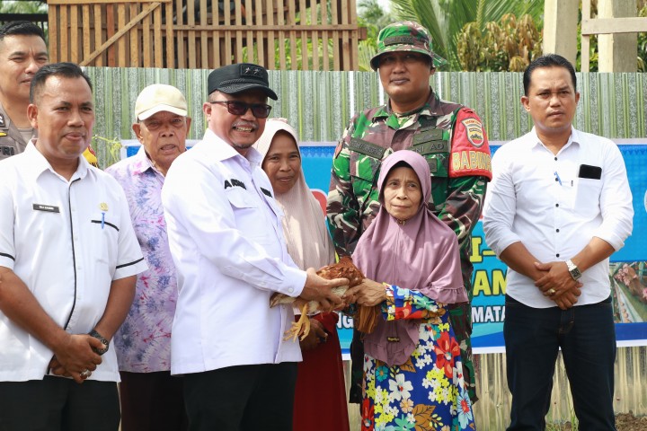 Serahkan Ayam Layer, Sekda Arfan Harap Budidaya ini Bisa Berkembang 