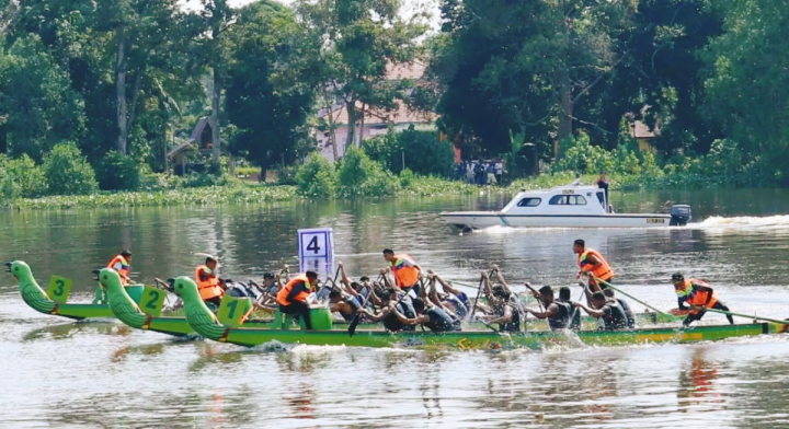 Hari Pertama Serindit Boat Race, 27 Team Berpacu Cepat  Di Sungai Siak