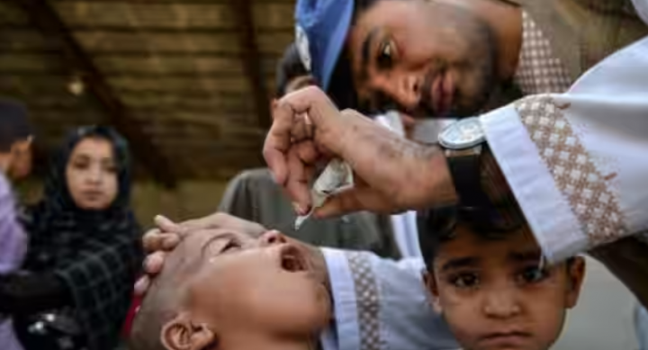 Gambar Representatif-Seorang petugas kesehatan memberikan tetes vaksin polio kepada seorang anak /AFP