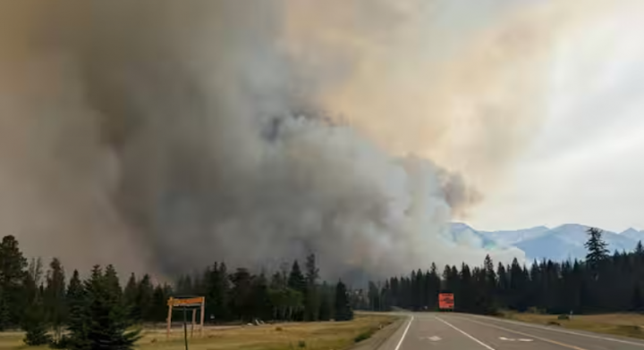 Pada 24 Juli 2024 ini, gambar yang diperoleh dari Taman Nasional Jasper di Kanada, asap membubung dari kebakaran hutan yang menyala di taman /AFP