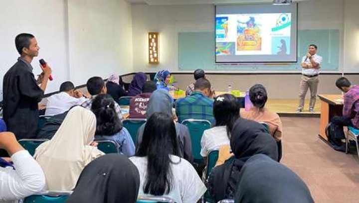 Business Unit Head Riau Paper PT RAPP, Budi Hariansyah saat memberikan kuliah tamu di Unri.(foto: istimewa)