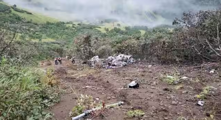 Gambar selebaran yang diposting dari saluran Telegram resmi Kementerian Situasi Darurat Rusia pada 1 September 2024 ini, dilaporkan menunjukkan pemandangan lokasi kecelakaan helikopter Mi-8 di Kamchatka /AFP