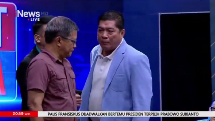 Dikuliahi Rocky Gerung, Jokower Silfester Matutina Ngamuk Merasa Tersinggung. (Tangkapan Layar X/@Mdy_Asmara1701)