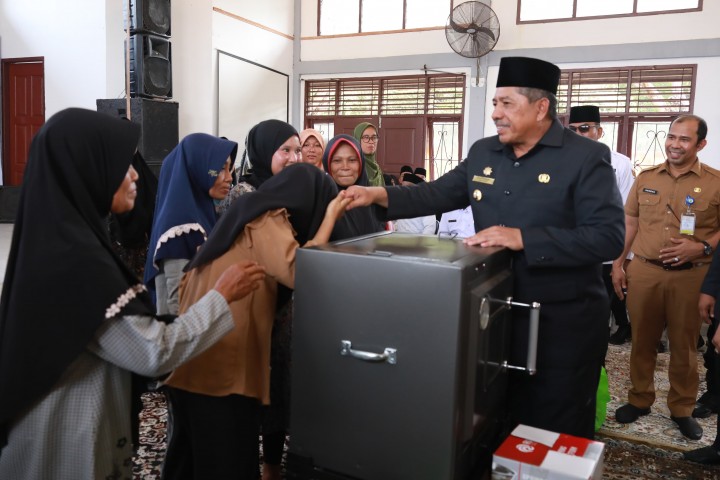 Bupati Siak Alfedri Serahkan Bantuan Alat Produksi Bahan Pangan Olahan Tepung Lengkap Untuk 3 Kampung Se-Kecamatan Mempura