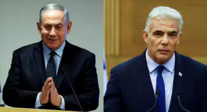 Perdana Menteri pertahanan Yair Lapid (kanan) mengucapkan selamat kepada mantan perdana menteri Benjamin Netanyahu (kiri) setelah hasil pemilu baru-baru ini /Reuters