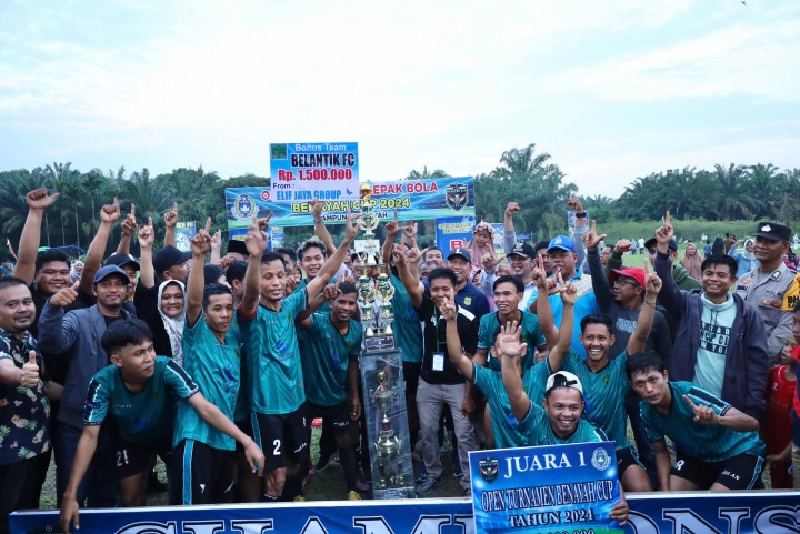 Wabup Siak Tutup Turnamen Sepak Bola Benaya Cup 2024 di Kampung Benayah, Kecamatan Pusako