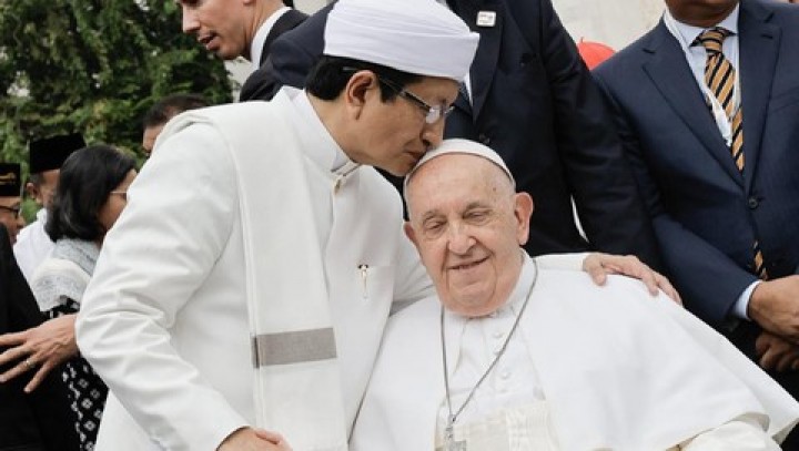 Momen Toleransi Imam Besar Masjid Istiqlal Cium Kening Paus Fransiskus. (Tangkapan Layar)