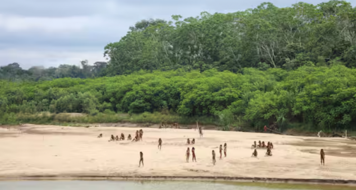 Gambar langka dari suku Amazon Peru yang tidak terhubung /Reuters