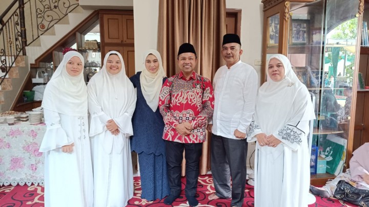 Calon Gubernur Riau Abdul Wahid dan Istri menghadiri syukuran pelantikan Anggota DPRD Kota Pekanbaru Fraksi PKB Abu Bakar, Minggu, 8 September 2024 siang.