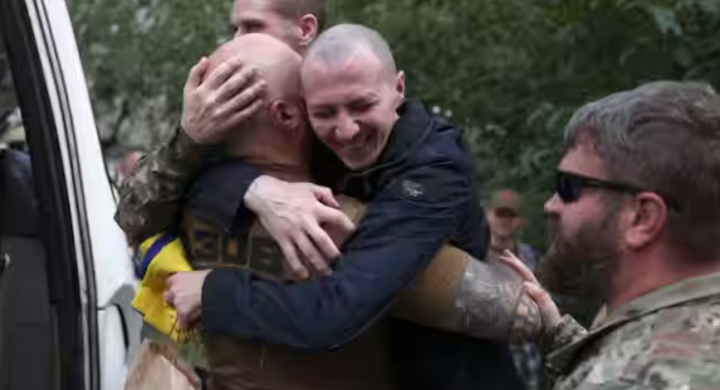 Prajurit Ukraina dari Brigade Pasukan Khusus ke-12 'Azov' dari Garda Nasional Ukraina memeluk sesama tentara setelah dibebaskan dari penangkaran Rusia /AFP