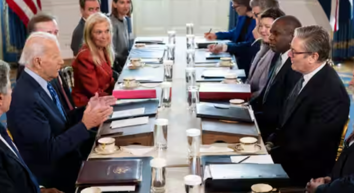 Presiden AS Joe Biden (kiri) dan Perdana Menteri Inggris Keir Starmer (kanan) berpartisipasi dalam pertemuan bilateral di Ruang Biru Gedung Putih di Washington, DC, pada 13 September 2024 /AFP