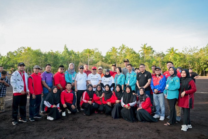 Buka Turnamen Sepakbola 7 Desa Pesisir, Berikut Pesan Bupati Kasmarni