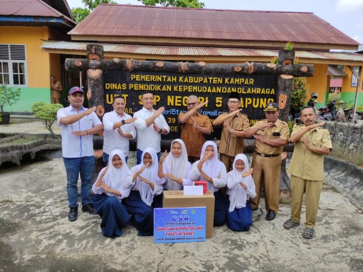 Program Cerdas bersama PTPN IV Regional III kembali digulirkan melalui penyaluran puluhan unit komputer ke sekolah-sekolah pinggiran. Melalui program bantuan komputer serta paket internet gratis ini, perusahaan berupaya memperkuat Cyber Education.