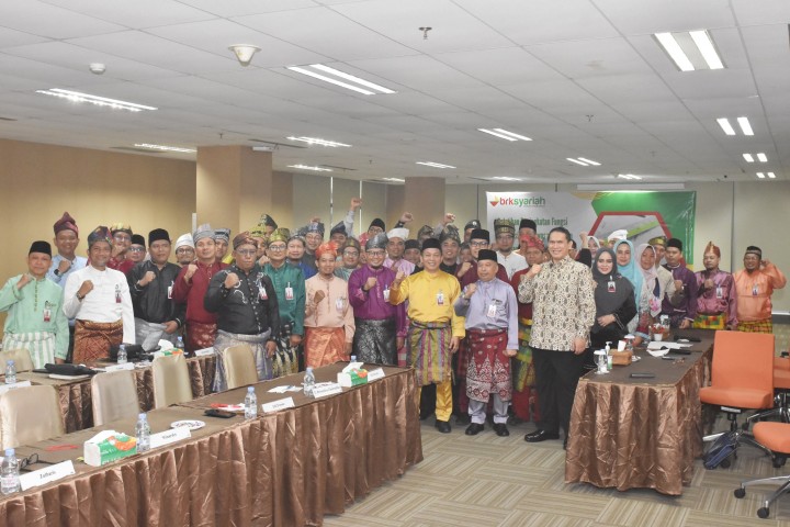 Foto Bersama Direktur Operasional BRK Syariah Said Syamsuri Bersama Peserta Pelatihan Peningkatan Fungsi Supervisi