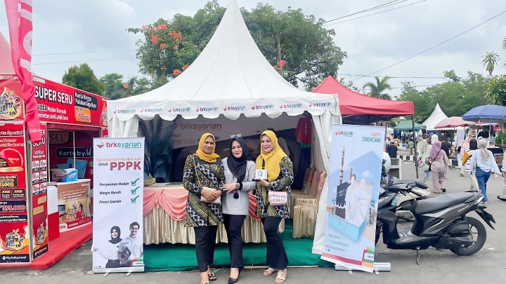 Stand BRK Syariah dan Otobanking pada pembukaan Festival Pacu Jalur 