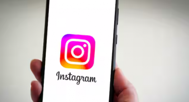 Gambar menunjukkan logo aplikasi Instagram di layar ponsel /X