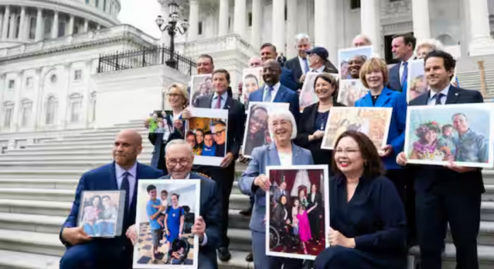 Senator AS Tammy Duckworth, Demokrat dari Illinois, berbicara tentang pengalamannya menggunakan perawatan fertilisasi in vitro (IVF) bersama Senat Demokrat memegang spanduk yang menunjukkan keluarga yang telah menggunakan perawatan IVF menjelang pemungutan suara Senat untuk melindungi hak untuk meng